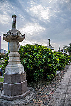 福建厦门南普陀寺院放生池边的佛塔