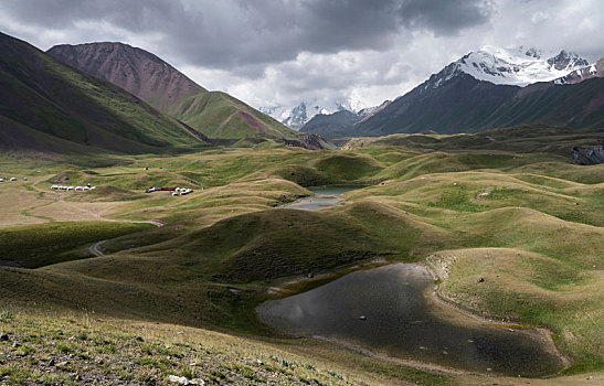 风景,湖,山谷,围绕,雪山,吉尔吉斯斯坦