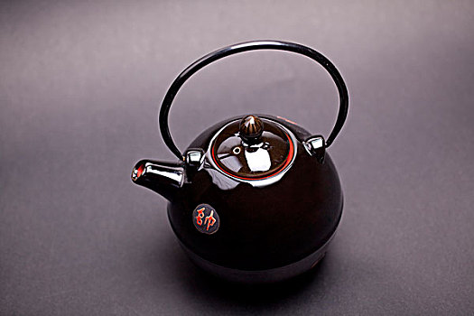黑色背景下俯视具有中国传统特色的黑釉陶瓷茶壶
