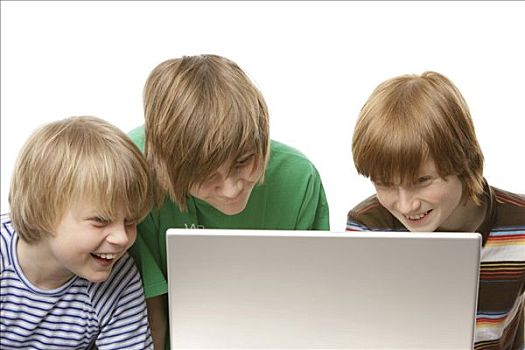 三个男孩,笔记本电脑