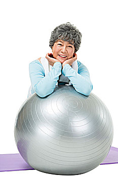老年女人与健身球