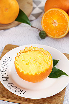 盘子里放着香橙炖蛋