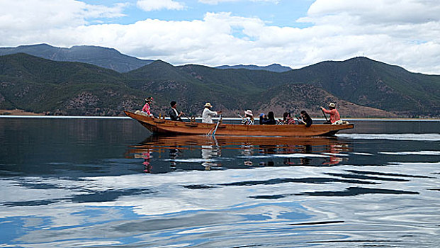 湖泊舟船