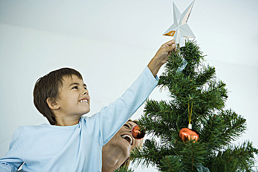 男孩,母亲,装饰,圣诞树,放置,星,上面,树