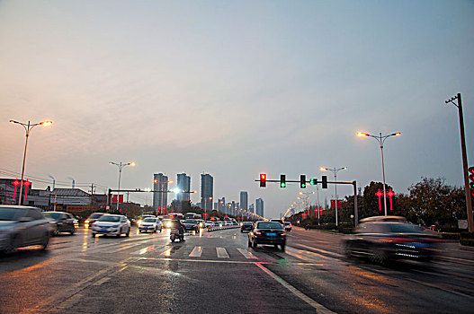 傍晚时车流穿梭的城市公路