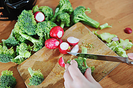 女人,准备,健康沙拉,绿色,红色,蔬菜,刀