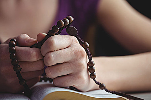 女人,祈祷,圣经,念珠,特写