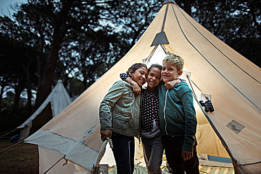 孩子,搂抱,圆锥形帐篷,营地