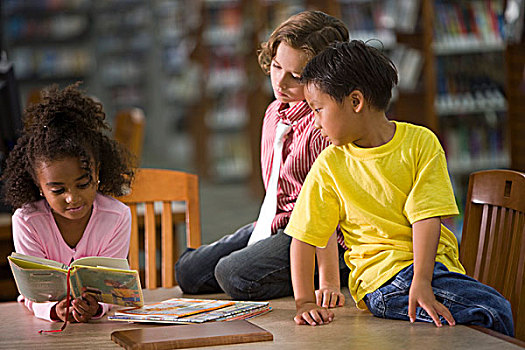 三个,小学,孩子,坐,桌子,图书馆