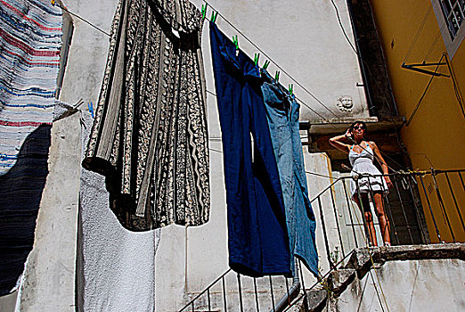 女人,站立,洗,院落,里斯本,葡萄牙