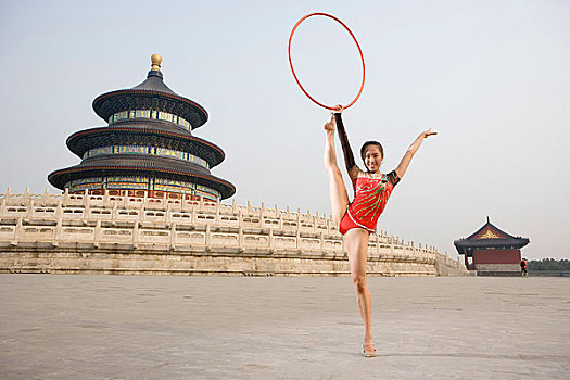 体育运动--一名女艺术体操运动员在天坛祈年殿前练圈操