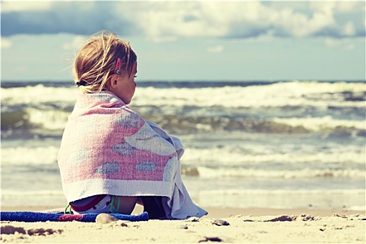 小女孩,坐,海滩