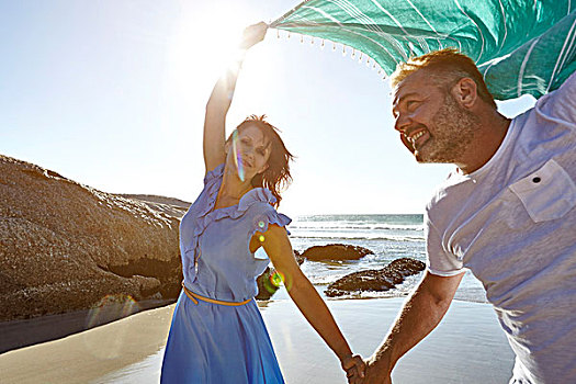 夫妻,握手,海滩,女人,拿着,透明,围巾,空中