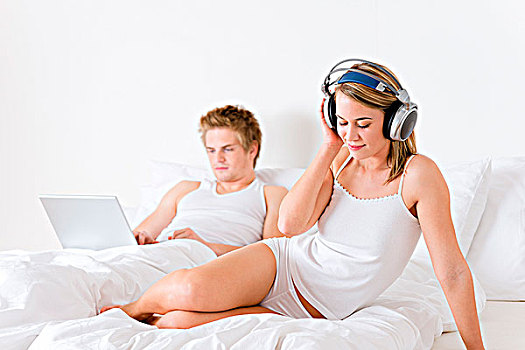 年轻,情侣,放松,床上,音乐,笔记本电脑,一起