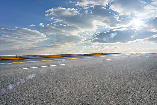 公路沥青路面与天空云彩景观