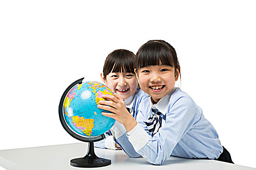 两个小女生研究地球仪