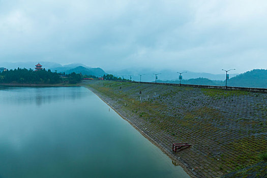 升钟烟雨