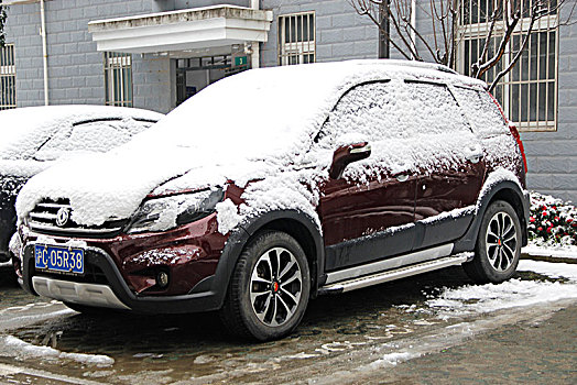 白雪覆盖轿车
