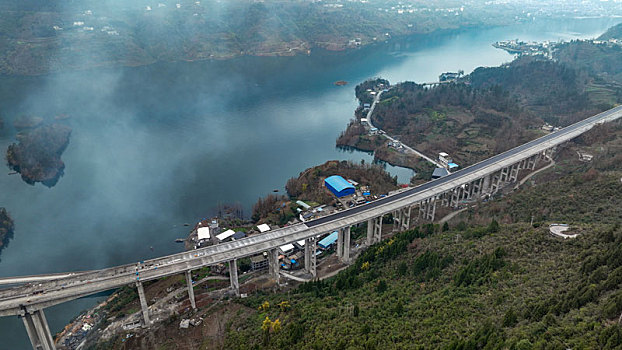 重庆酉阳,修建中的高速特大桥