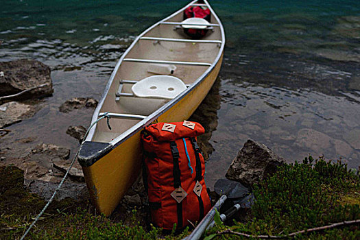 橙色,背包,倚靠,黄色,独木舟,冰碛湖,班芙国家公园,艾伯塔省,加拿大
