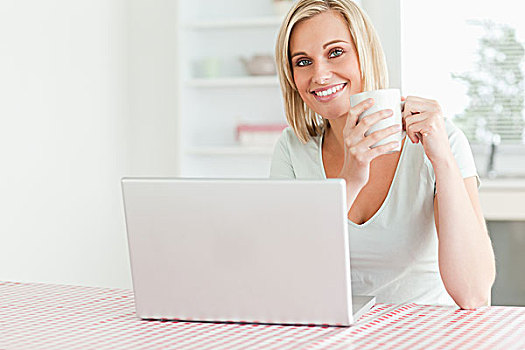 特写,女人,拿着,咖啡,笔记本电脑,正面,微笑,摄影