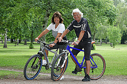 老年,夫妻,自行车,公园,爱尔福特,图林根州,德国,欧洲