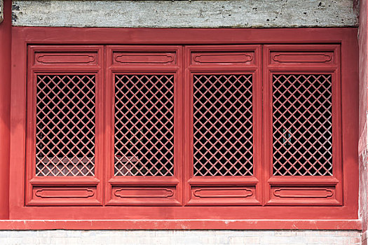 朱红中式镂空门窗,拍摄于正定隆兴寺