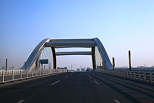 空旷的公路桥
