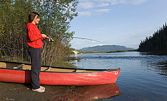 女孩,孩子,钓鱼,独木舟,后面,河,育空地区,加拿大