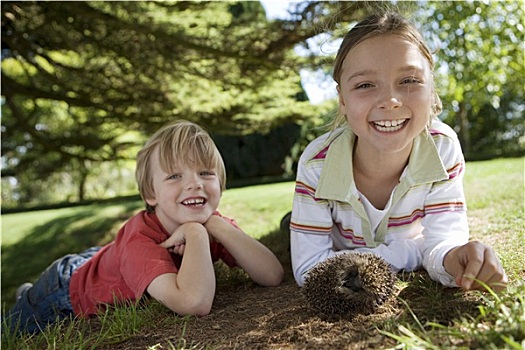 男孩,4-6岁,女孩,7-9岁,躺着,草,花园,旁侧,刺猬,微笑,头像,贴地拍摄,倾斜