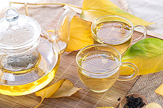 玻璃杯中的茶和秋季的落叶,安静的下午茶