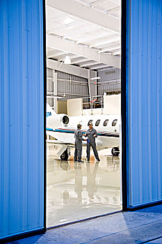 两个,飞机,机械,讨论,飞机库,靠近,私人飞机