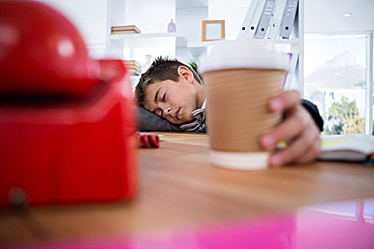 男孩,公司主管,睡觉,拿着,咖啡杯,办公室