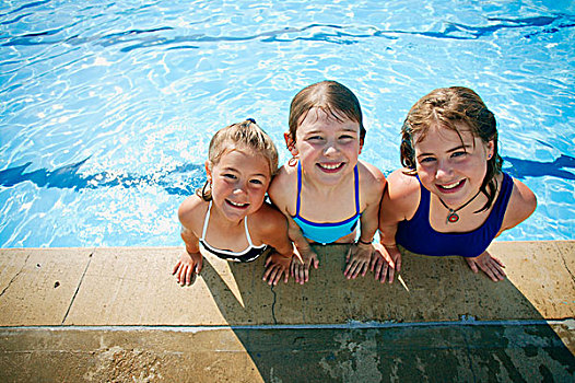 三个女孩,游泳池