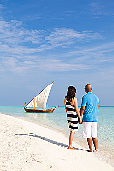 马尔代夫,环礁,岛屿,情侣,蜜月,站立,看,传统,独桅三角帆船,沙洲