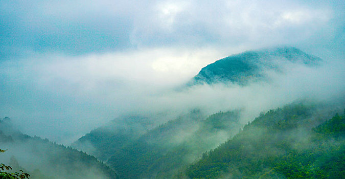 重庆酉阳,秋雨山村雾茫茫