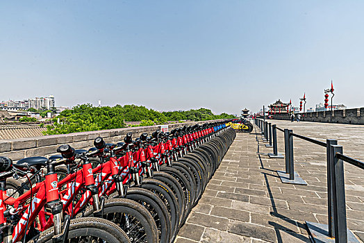 西安古城墙上的自行车