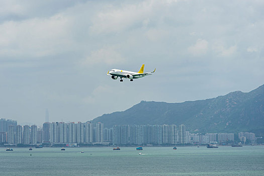 一架文莱皇家航空的客机正降落在香港国际机场