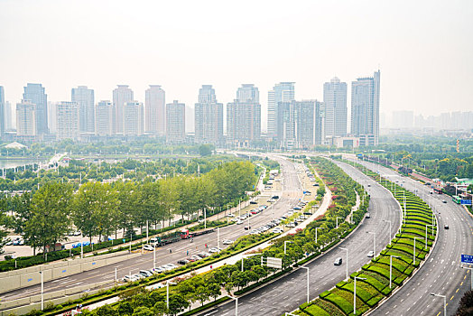 中国郑州市的马路和建筑