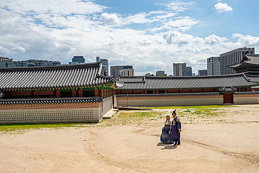 西方游客穿着韩服游览韩国首尔景福宫