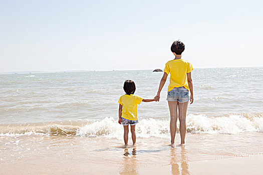 妈妈和孩子在海边度假