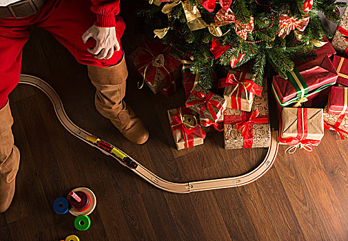 面貌不明,圣诞老人,玩,木质,铁路,靠近,圣诞树,俯视,室内,暗色,房间