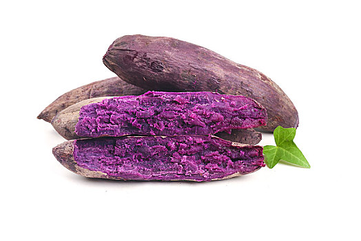 白底上一堆蒸熟的紫蜜薯
