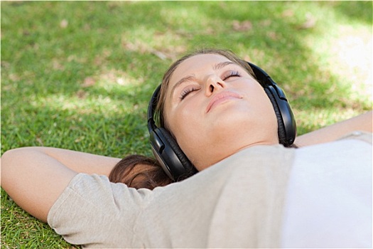 放松,女人,躺着,草坪,享受,音乐
