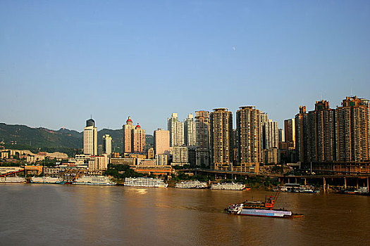 重庆朝天门水域嘉陵江一侧停留的旅游船和货船