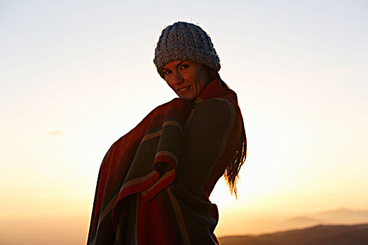 女人,山顶,日落,蒙特塞尼,巴塞罗那,加泰罗尼亚,西班牙