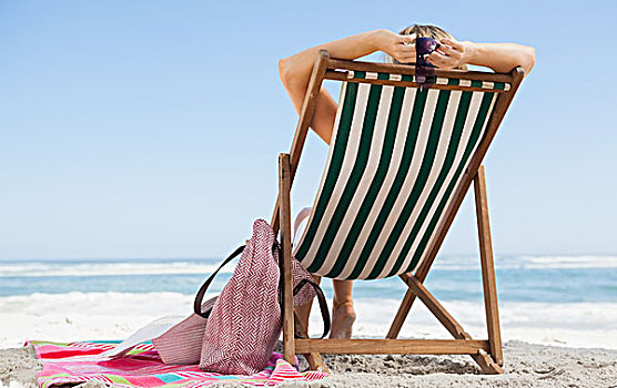 坐,女人,折叠躺椅,海滩,海滨游泳手提袋,毛巾