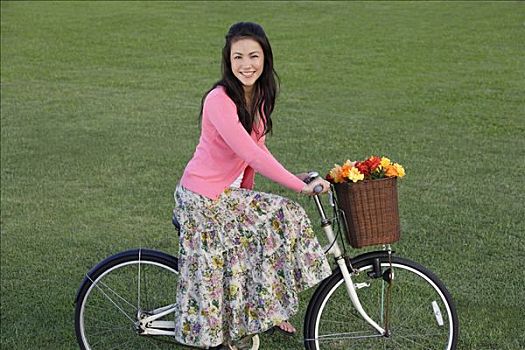 女青年,骑,自行车,篮子,满,花