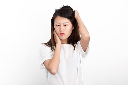 穿白色T恤的女孩