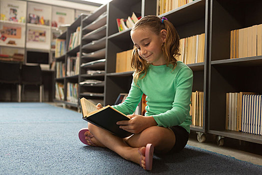 女生,坐在地板上,双腿交叉,位置,读,书本,图书馆